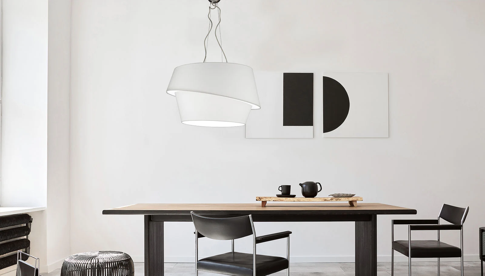 Kamon, lampada a sospensione in tessuto bianco in un ambiente contemporaneo